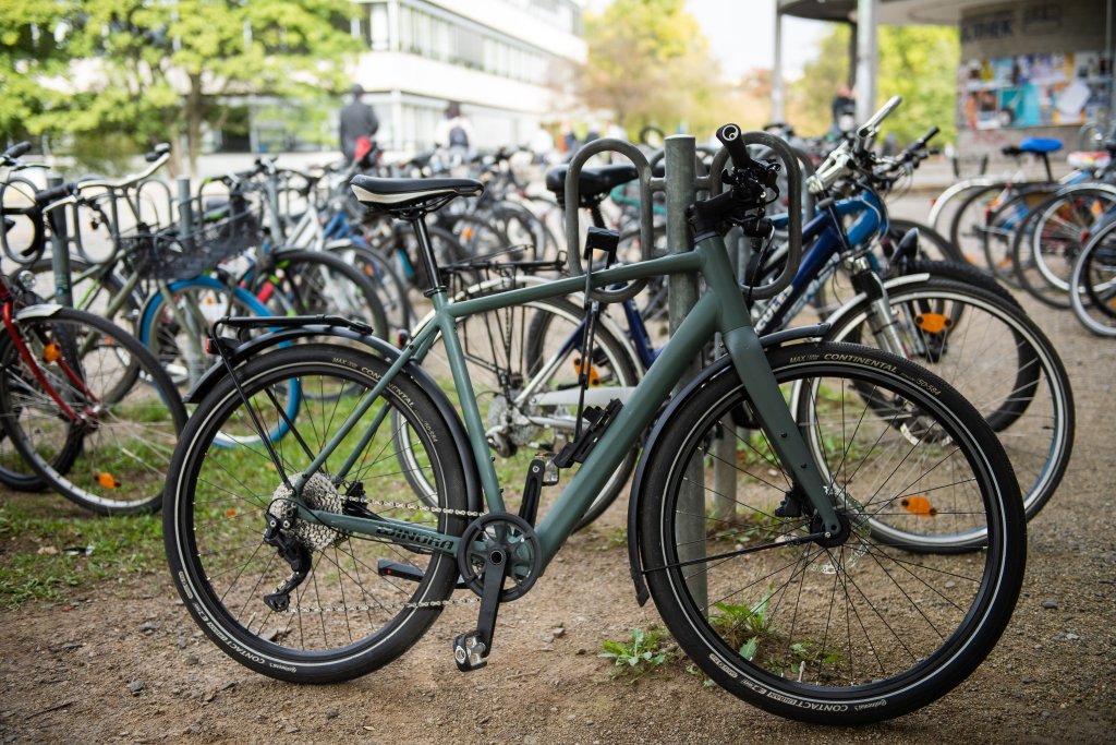 Ein Fahrrad an einem Fahrradständer zum Anlehnen.