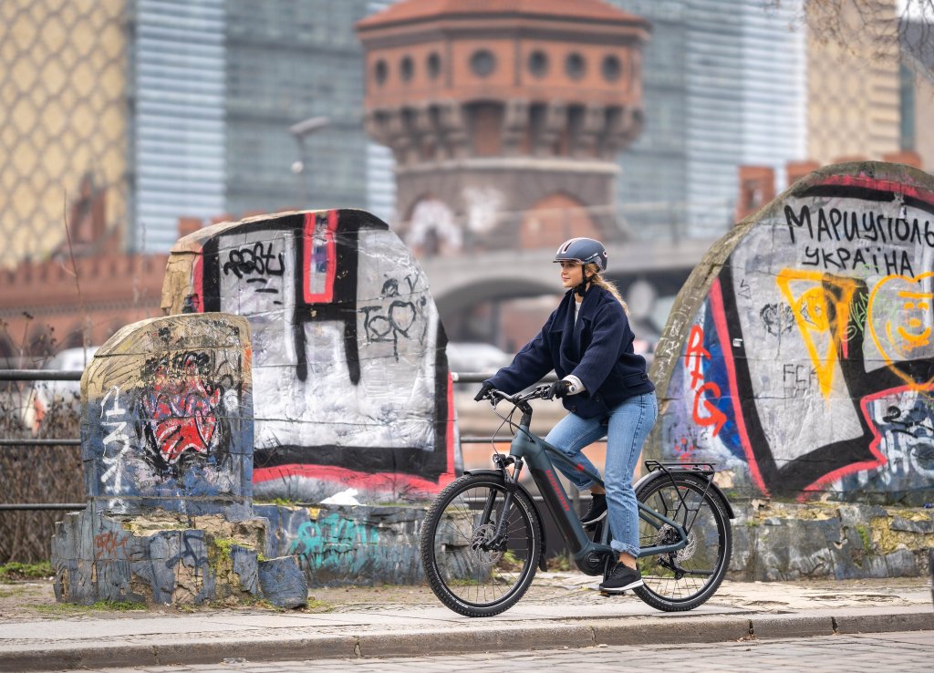 Frau fährt mit E-Bike durch Berlin